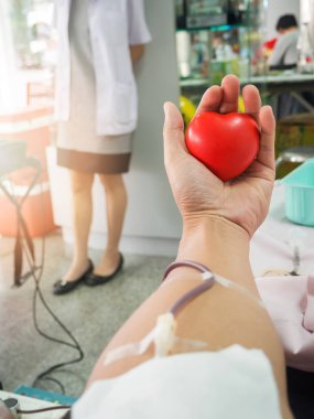 Hemşire hastanede kan donörden kan alma.