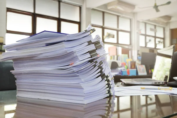 Concepto de Negocio, Montón de documentos sin terminar en el escritorio de la oficina, Montón de papel de negocios —  Fotos de Stock