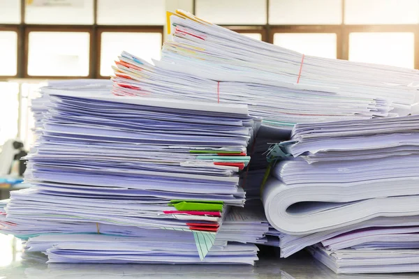 Conceito do negócio, pilha de documentos inacabados na mesa de escritório, pilha de papel de negócios — Fotografia de Stock