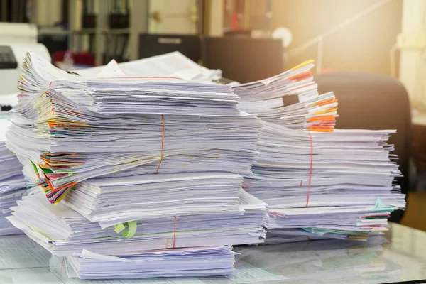 Conceito do negócio, pilha de documentos inacabados na mesa de escritório, pilha de papel de negócios — Fotografia de Stock