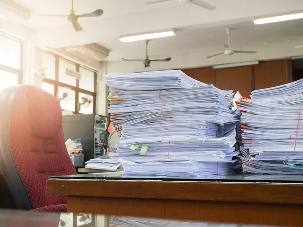 Concepto de Negocio, Montón de documentos sin terminar en el escritorio de la oficina, Montón de papel de negocios — Foto de Stock