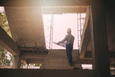 İnşaat kavramlar, mühendis ve mimar inşaat alanında planı ile çalışma