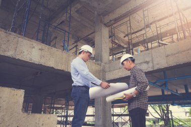 İnşaat kavramlar, mühendis ve mimar inşaat alanında planı ile çalışma