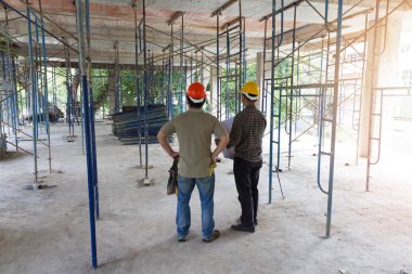 İnşaat kavramlar, mühendis ve mimar inşaat alanında planı ile çalışma