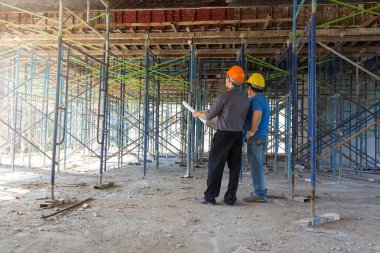 İnşaat kavramlar, mühendis ve mimar inşaat alanında planı ile çalışma