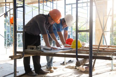 İnşaat kavramlar, mühendis ve mimar inşaat alanında planı ile çalışma