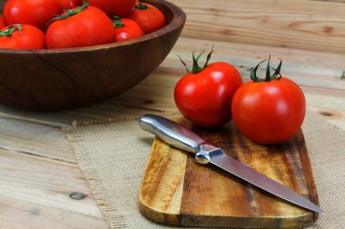 Ahşap arka plan üzerinde closeup taze olgun domates