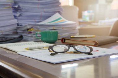 İş kavramı, tamamlanmamış belgeler üzerinde Ofis Masası, yığın yığın iş kağıt