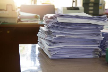 İş kavramı, tamamlanmamış belgeler üzerinde Ofis Masası, yığın yığın iş kağıt