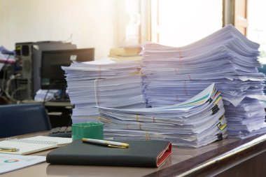 İş kavramı, tamamlanmamış belgeler üzerinde Ofis Masası, yığın yığın iş kağıt