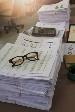 İş kavramı, tamamlanmamış belgeler üzerinde Ofis Masası, yığın yığın iş kağıt