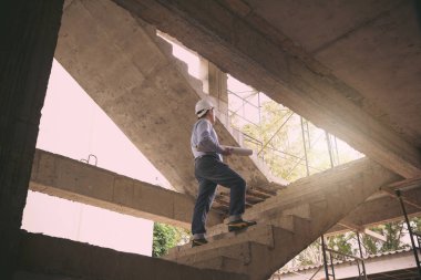 İnşaat alanında, Vintage etkisi çalışan mühendis mimar