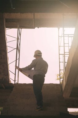 İnşaat alanında, Vintage etkisi çalışan mühendis mimar