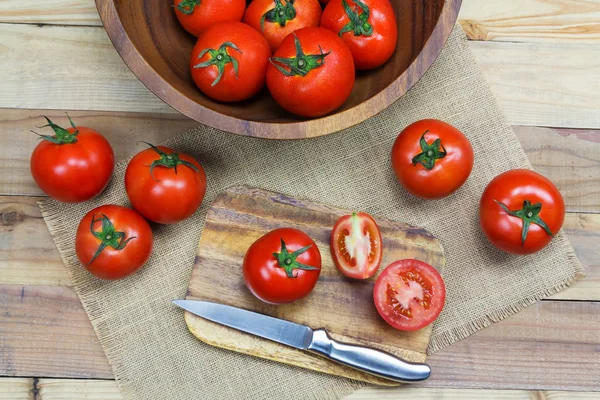 Fechar Tomates frescos maduros sobre fundo de madeira — Fotografia de Stock