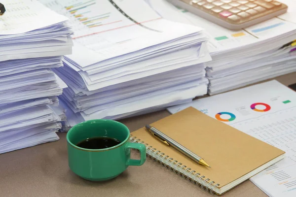 Business Concept, Mucchio di documenti non finiti sulla scrivania dell'ufficio, Stack of business paper — Foto Stock