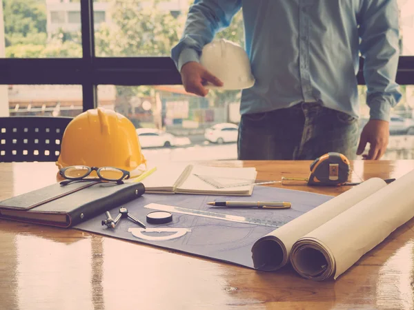 Concepto de Arquitecto, Arquitectos trabajando con planos en la oficina —  Fotos de Stock