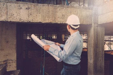 İnşaat alanında, Vintage etkisi çalışan mühendis mimar