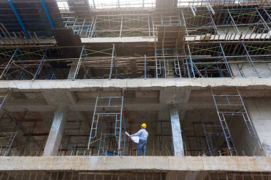 İnşaat kavramlar, mühendis ve mimar inşaat alanında planı ile çalışma