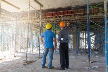 İnşaat kavramlar, mühendis ve mimar inşaat alanında planı ile çalışma