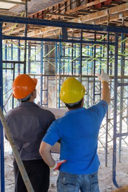 İnşaat kavramlar, mühendis ve mimar inşaat alanında planı ile çalışma