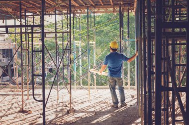 İnşaat kavramlar, mühendis ve mimar inşaat alanında planı ile çalışma