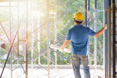 İnşaat kavramlar, mühendis ve mimar inşaat alanında planı ile çalışma