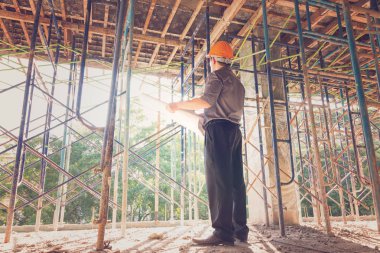 İnşaat kavramlar, mühendis ve mimar inşaat alanında planı ile çalışma