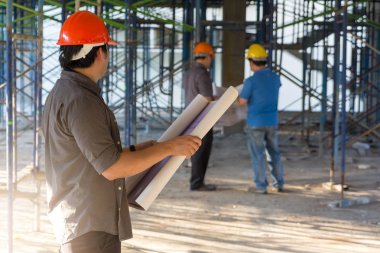 İnşaat kavramlar, mühendis ve mimar inşaat alanında planı ile çalışma