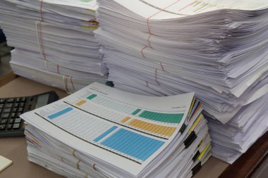 İş kavramı, tamamlanmamış belgeler üzerinde Ofis Masası, yığın yığın iş kağıt