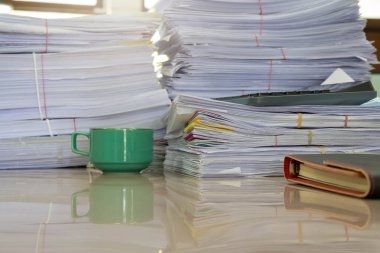İş kavramı, tamamlanmamış belgeler üzerinde Ofis Masası, yığın yığın iş kağıt