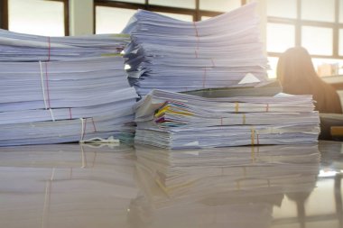 İş kavramı, tamamlanmamış belgeler üzerinde Ofis Masası, yığın yığın iş kağıt