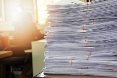 İş kavramı, tamamlanmamış belgeler üzerinde Ofis Masası, yığın yığın iş kağıt