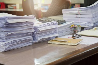 İş kavramı, tamamlanmamış belgeler üzerinde Ofis Masası, yığın yığın iş kağıt