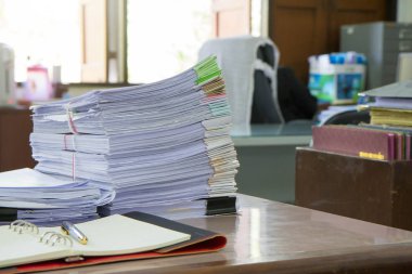 İş kavramı, tamamlanmamış belgeler üzerinde Ofis Masası, yığın yığın iş kağıt