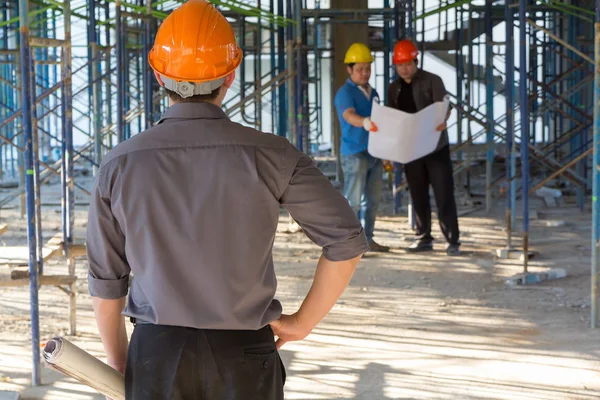 Konstruktionskonzepte, Ingenieur und Architekt auf der Baustelle mit Bauplan — Stockfoto