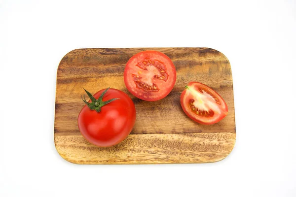 Tomates maduros frescos aislados en blanco — Foto de Stock
