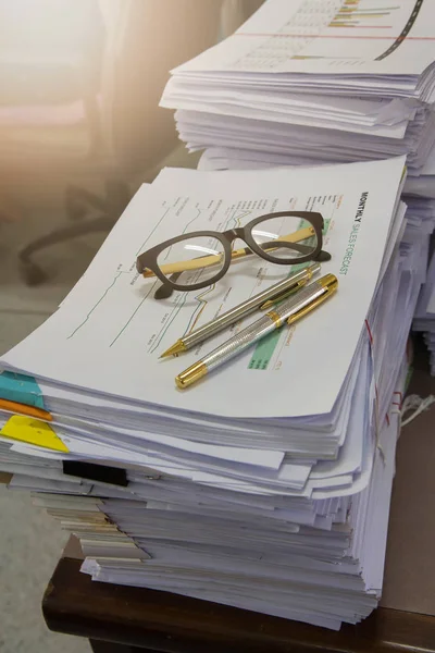 Concept d'entreprise, pile de documents inachevés sur le bureau, pile de papier d'affaires — Photo