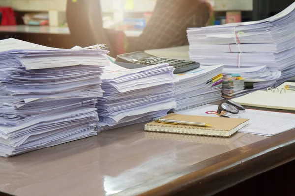 Concepto de Negocio, Montón de documentos sin terminar en el escritorio de la oficina, Montón de papel de negocios — Foto de Stock