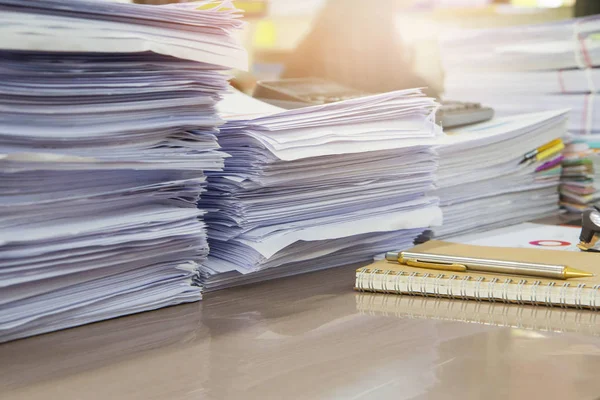 Conceito do negócio, pilha de documentos inacabados na mesa de escritório, pilha de papel de negócios — Fotografia de Stock