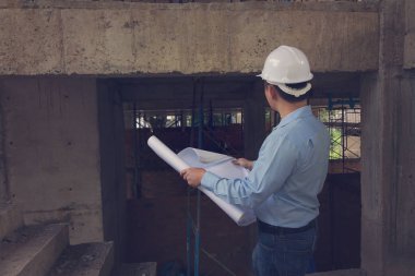 İnşaat alanında, Vintage etkisi çalışan mühendis mimar