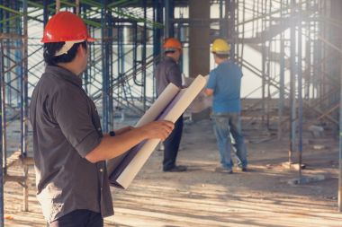 İnşaat kavramlar, mühendis ve mimar inşaat alanında blueprint, Vintage etkisi ile çalışma