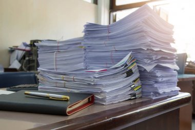 İş kavramı, tamamlanmamış belgeler üzerinde Ofis Masası, yığın yığın iş kağıt