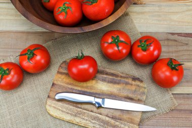 Ahşap arka plan üzerinde closeup taze olgun domates