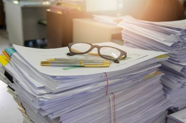 İş kavramı, tamamlanmamış belgeler üzerinde Ofis Masası, yığın yığın iş kağıt