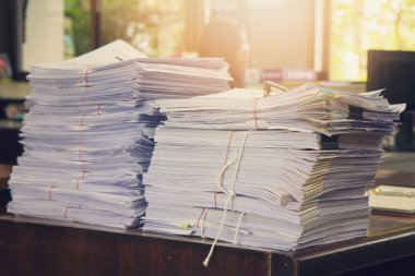 İş kavramı, tamamlanmamış belgeler üzerinde Ofis Masası, yığın yığın iş kağıt