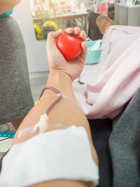 Hemşire hastanede kan donörden kan alma.