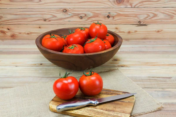 特写新鲜成熟的西红柿上木背景 — 图库照片