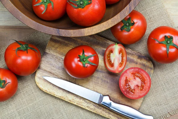 Fechar Tomates frescos maduros sobre fundo de madeira — Fotografia de Stock