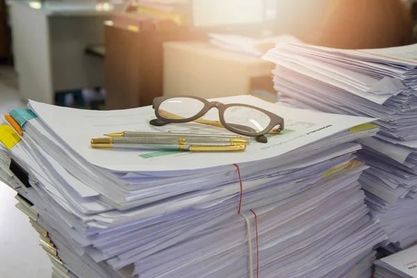 İş kavramı, tamamlanmamış belgeler üzerinde Ofis Masası, yığın yığın iş kağıt