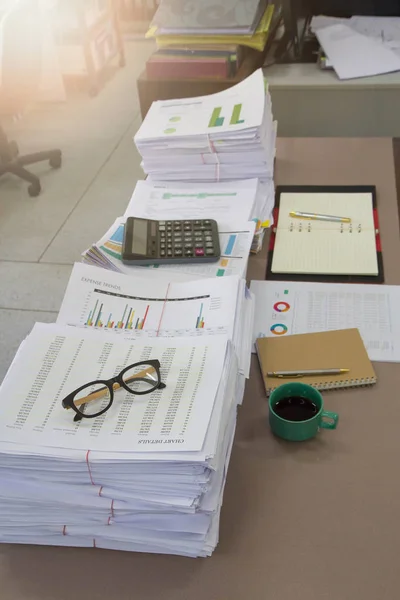 Бизнес-концепция, куча незавершенных документов на офисном столе, стопка деловой бумаги — стоковое фото